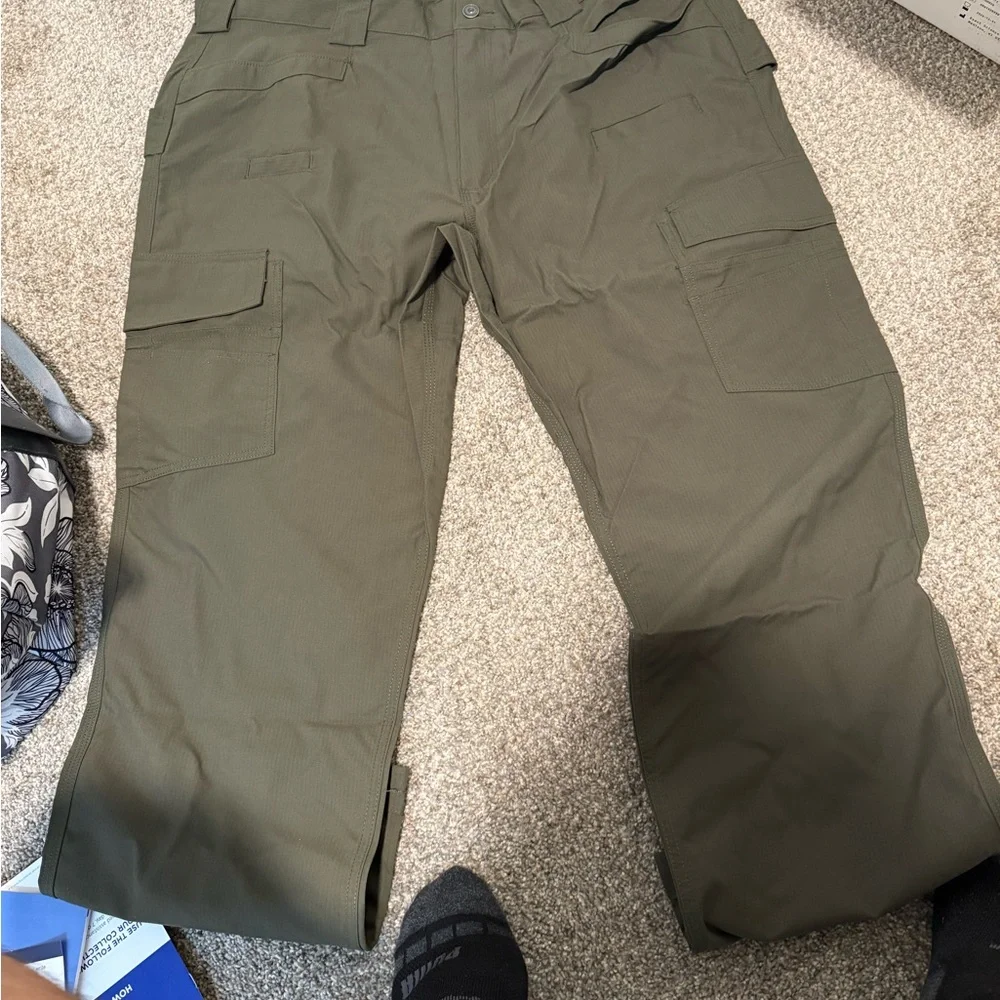 Duluth Trading Co Men's Green Cargo Pants - Picture 3 of 5